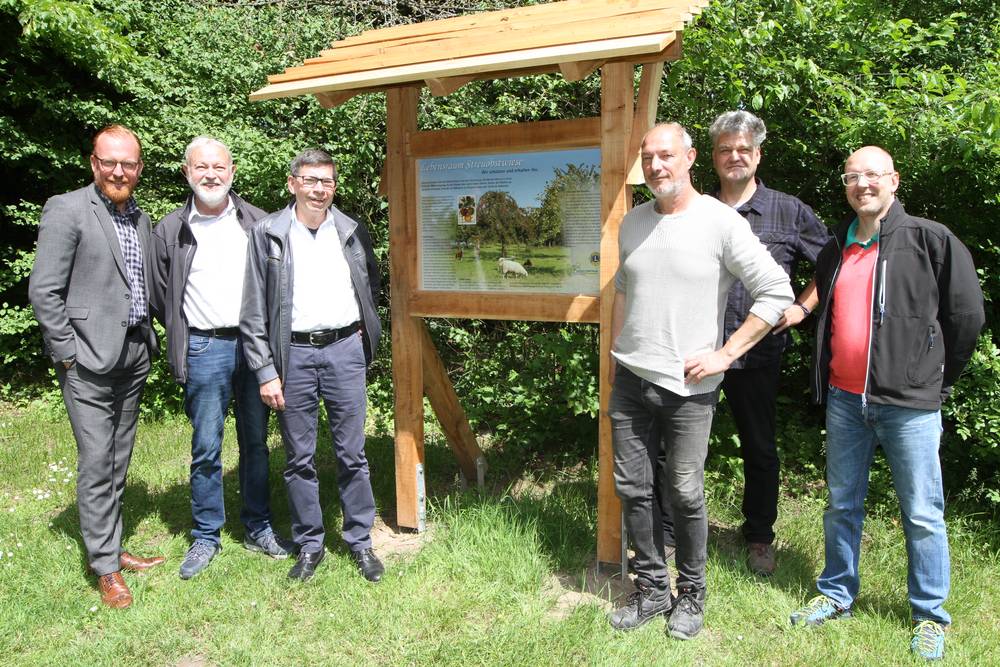 Gruppe von Menschen auf der Streuobstwiese