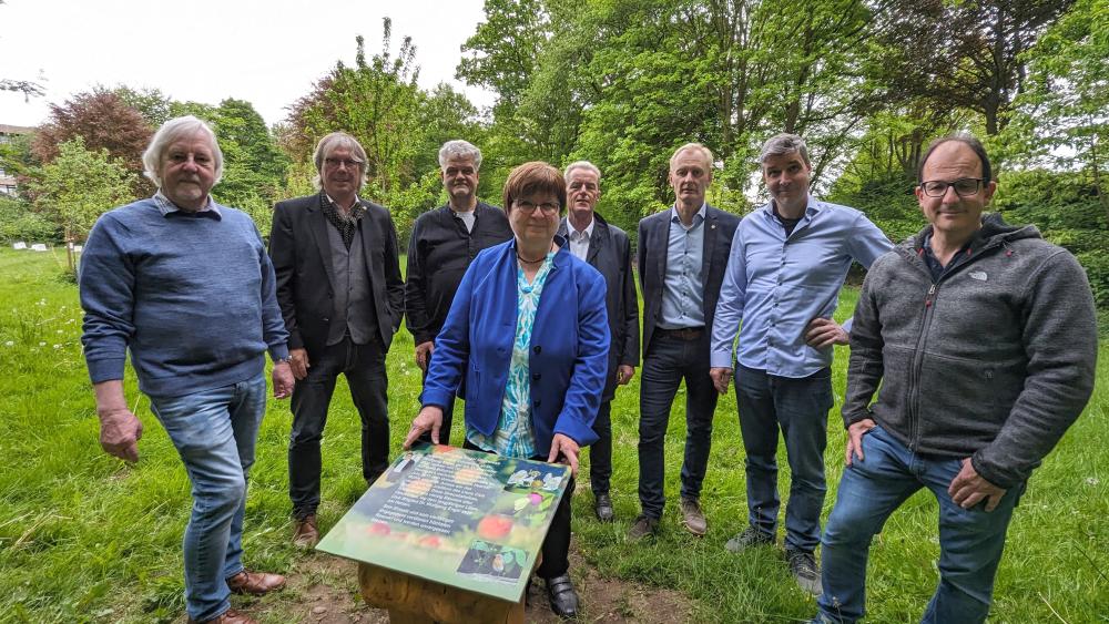 Gruppenbild an Gedenktafel auf Streuobstwiese